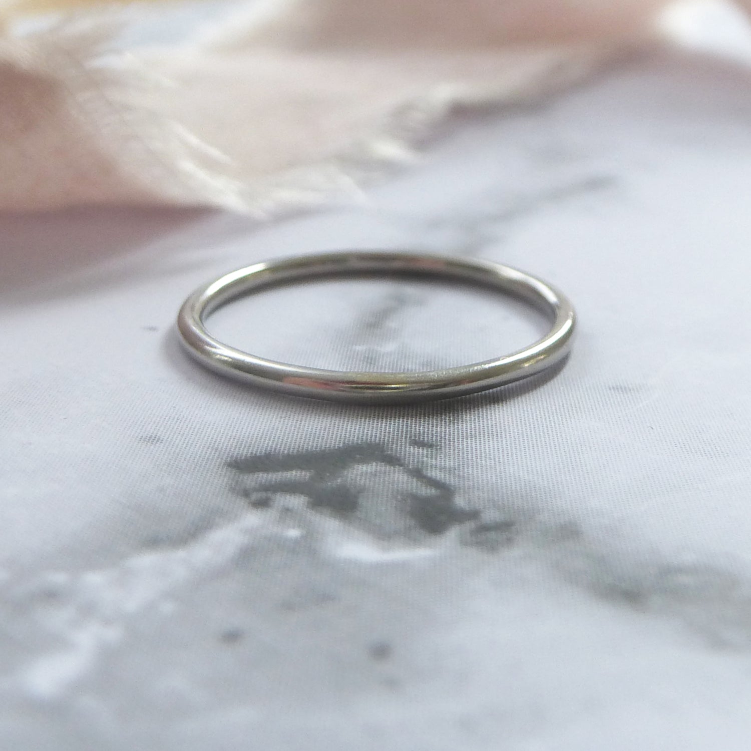 Halo band in 18ct white gold, smooth finish, 1.2mm, close up