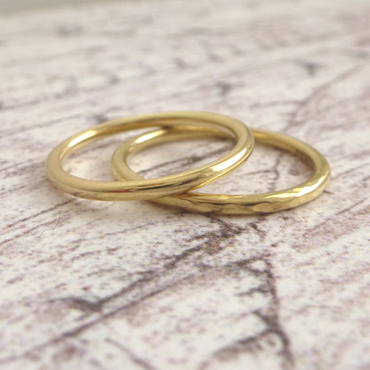 Pair of 18ct yellow gold recycled bands, 1.5mm diameter, one smooth one hammered, close up
