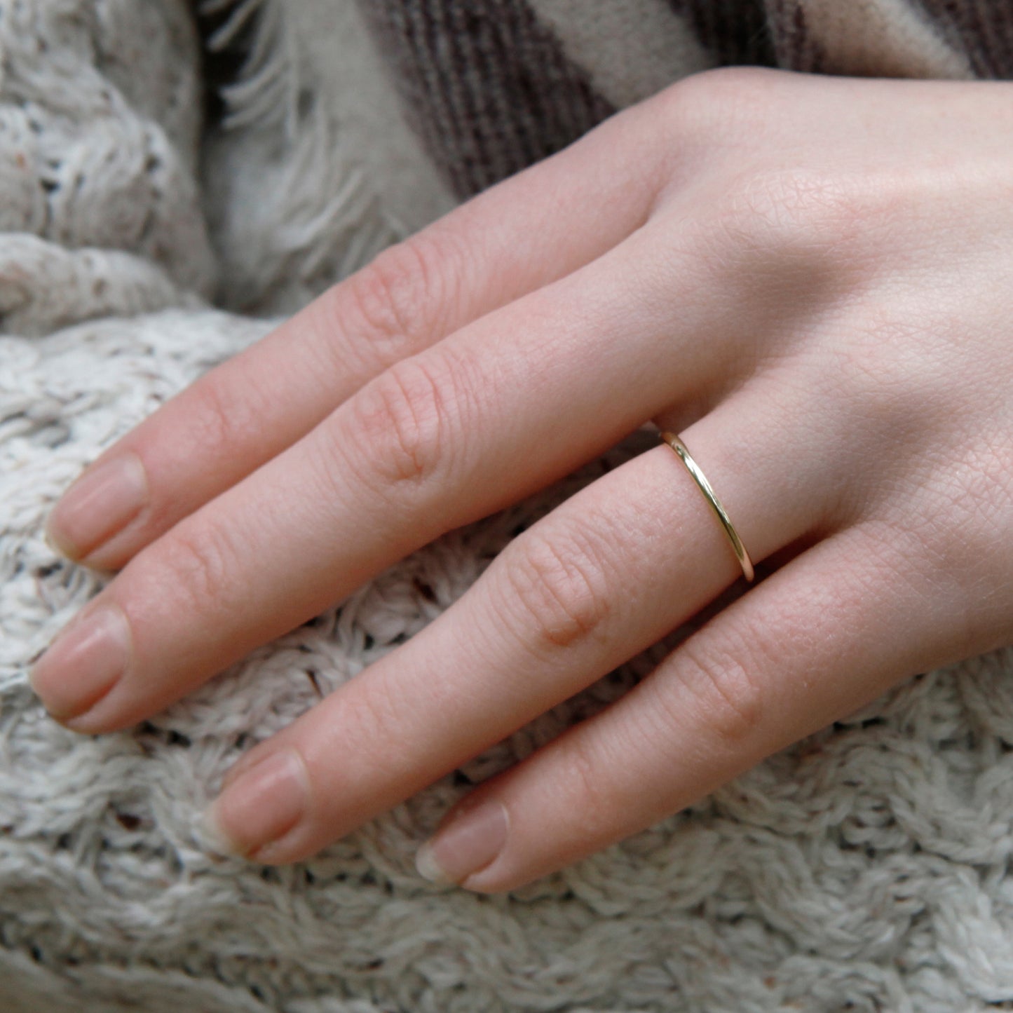Elegant Band Ring in 9ct Gold - 1.5mm - white - Hammered or Smooth