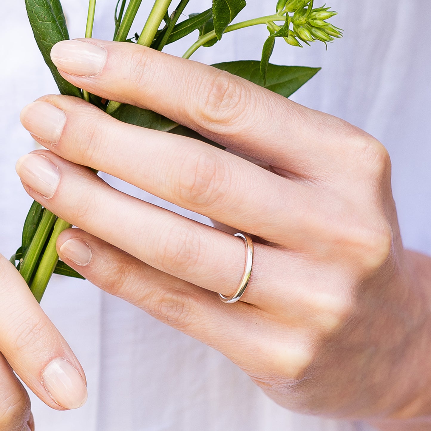 Elegant Band Ring in 9ct Gold - 2mm - white - Hammered or Smooth