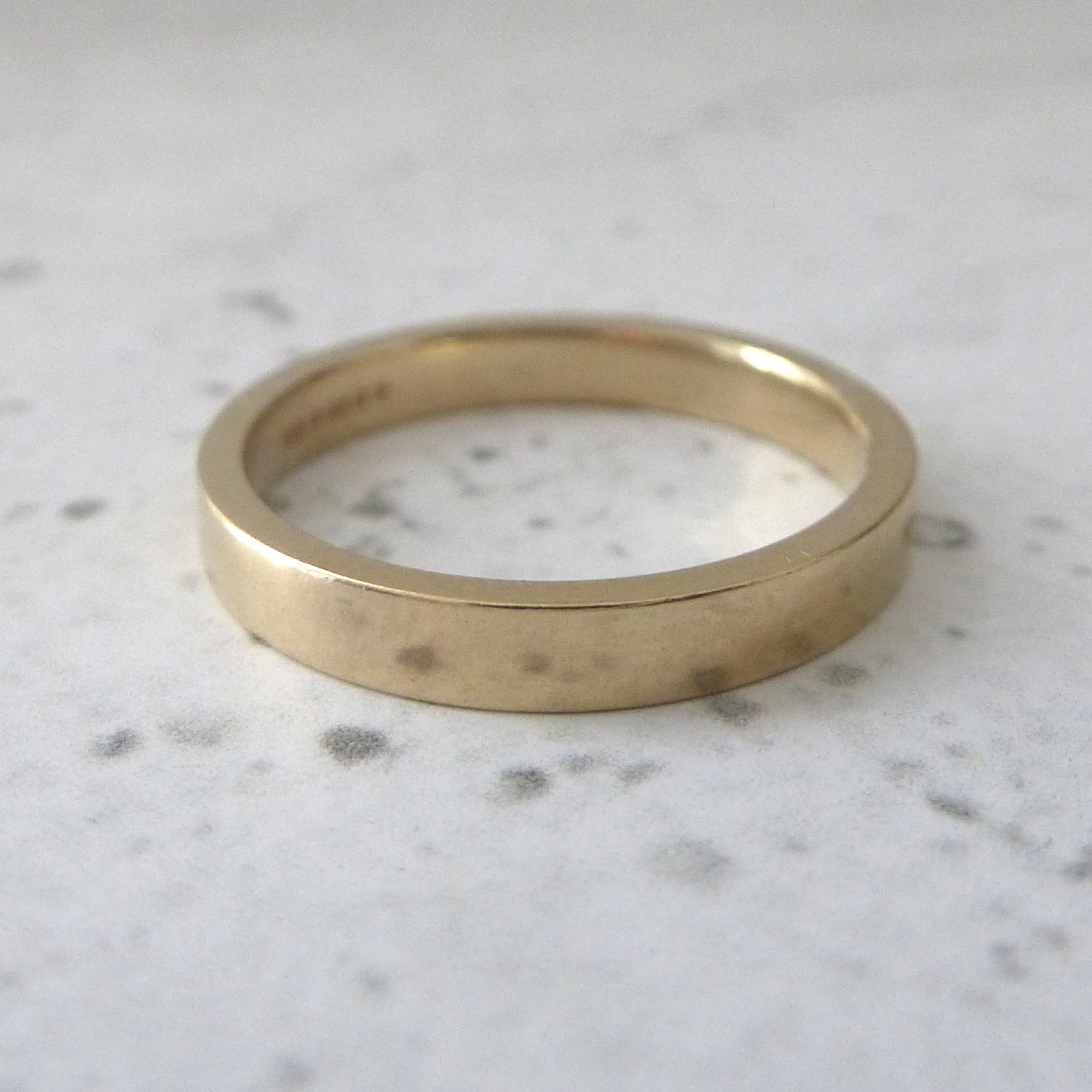 Handmade wedding band in 9ct yellow gold