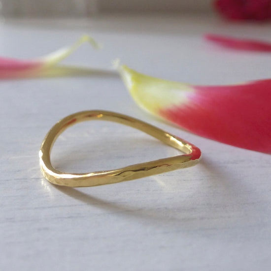Curved wedding band in hammered 18ct yellow gold