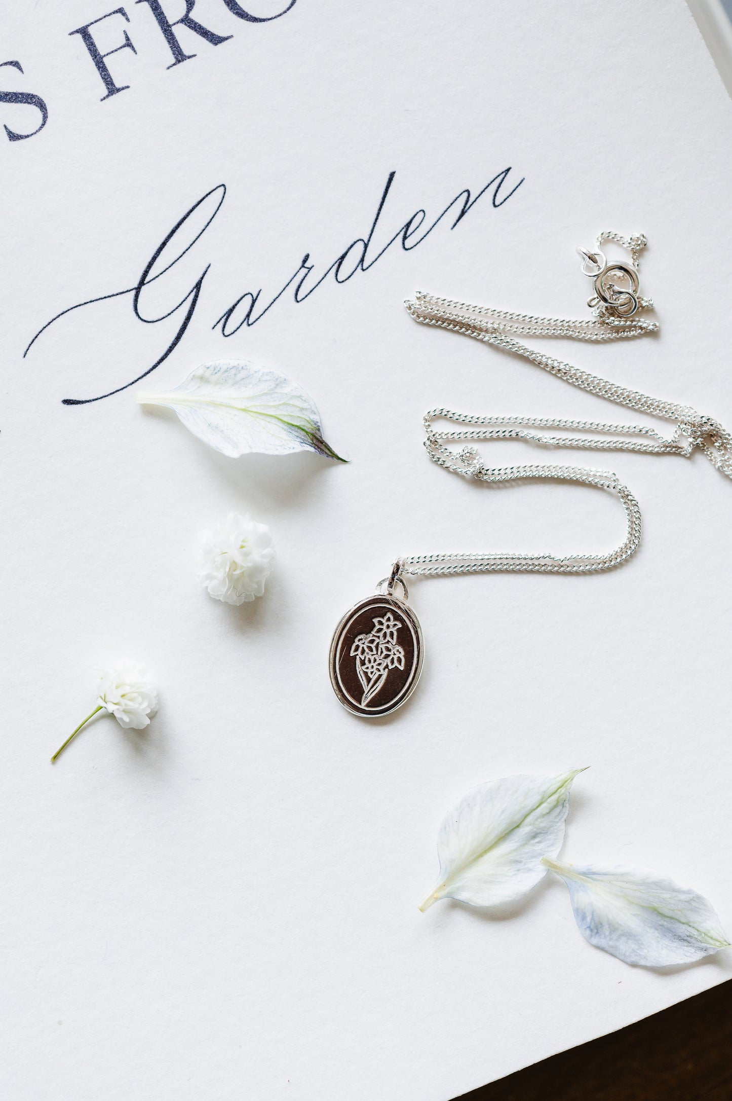 A flower necklace in sterling silver with a narcissus. 
