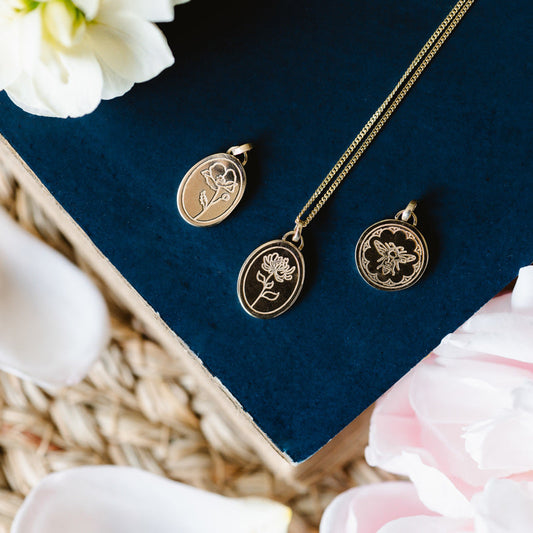 Engraved necklaces with flowers and bee in solid 9ct gold 