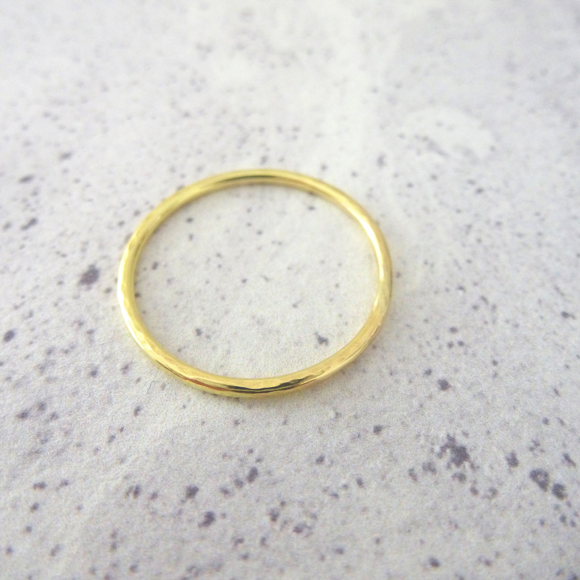 Slim hammered band in 18ct yellow gold