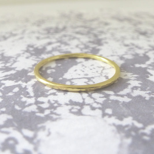Slim band in recycled 18ct yellow gold