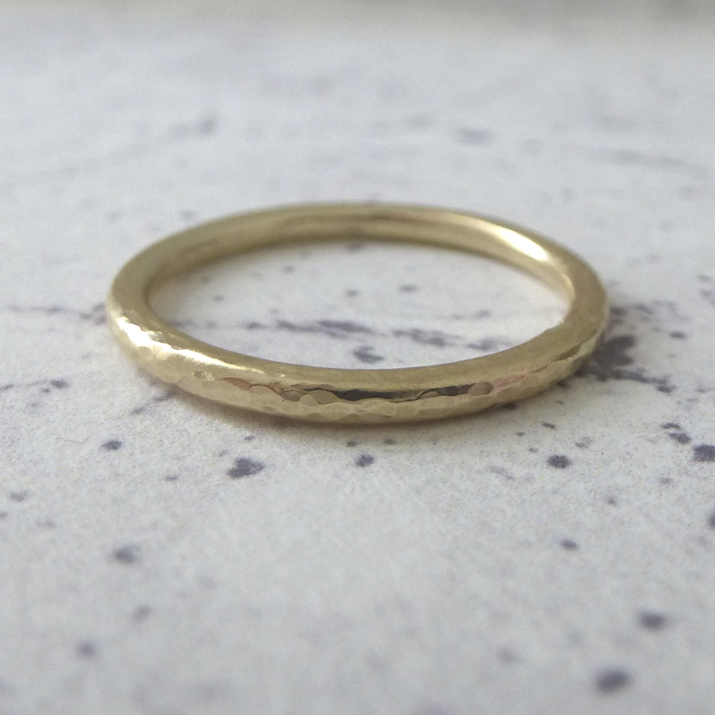 Elegant Band Ring in 9ct Gold - 2mm - yellow - Hammered or Smooth