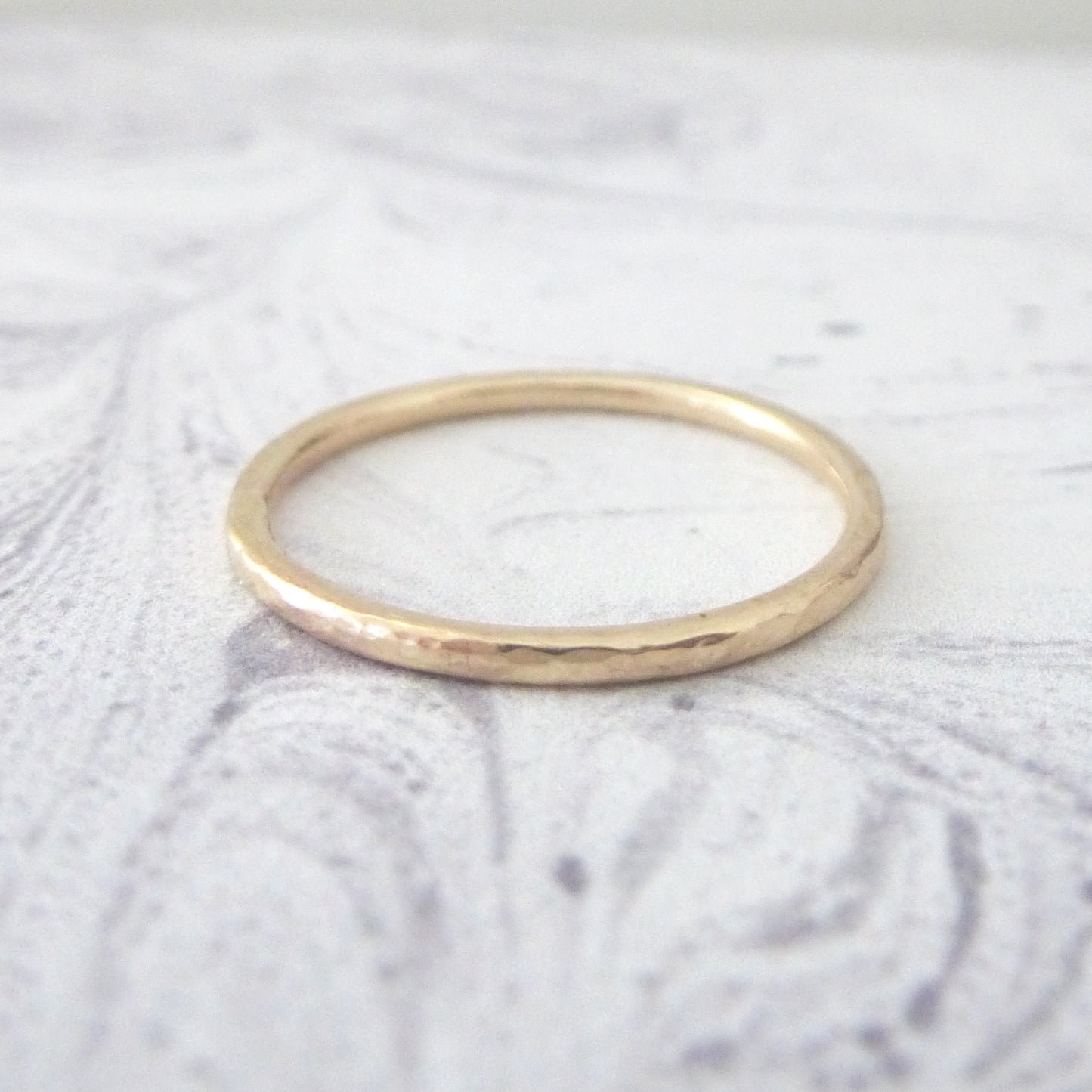 Elegant Band Ring in 9ct Gold - 1.5mm - yellow - Hammered or Smooth