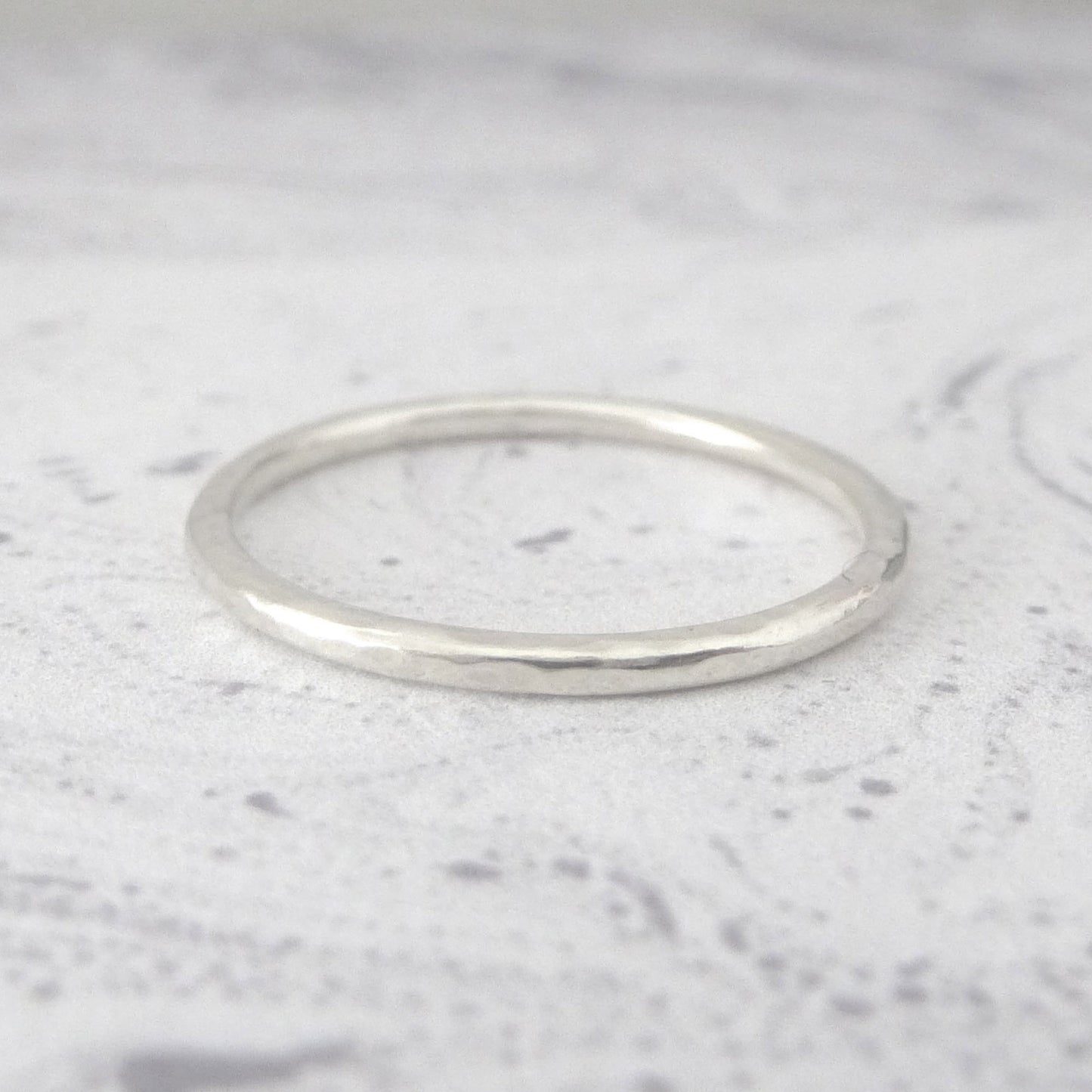 Elegant Band Ring in Sterling Silver - 1.5mm - Hammered or Smooth