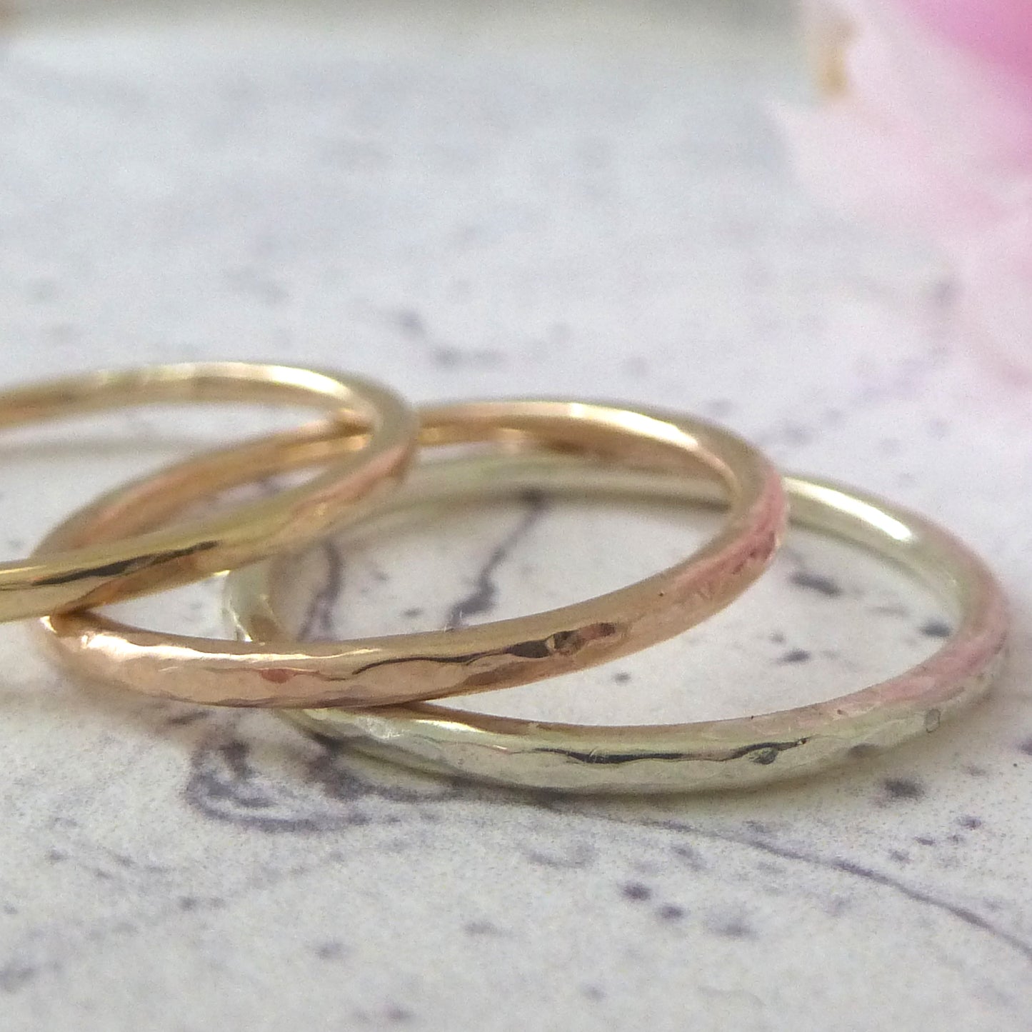 Elegant Band Ring in 9ct Gold - 1.5mm - white - Hammered or Smooth