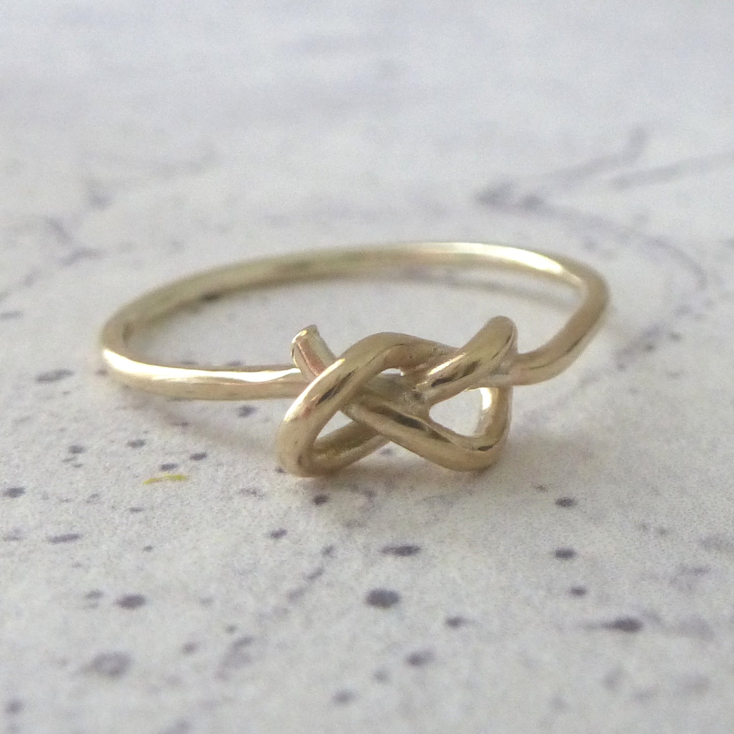 9ct yellow gold ring with knot, slim band