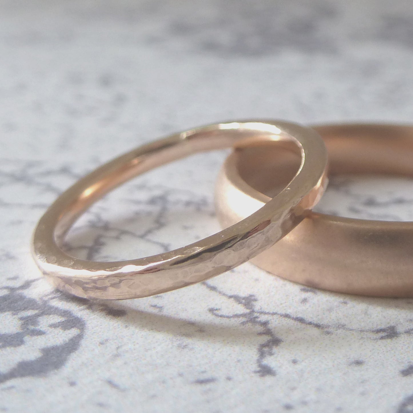 Elegant Band Ring in 9ct Gold - 2mm - rose - Hammered or Smooth