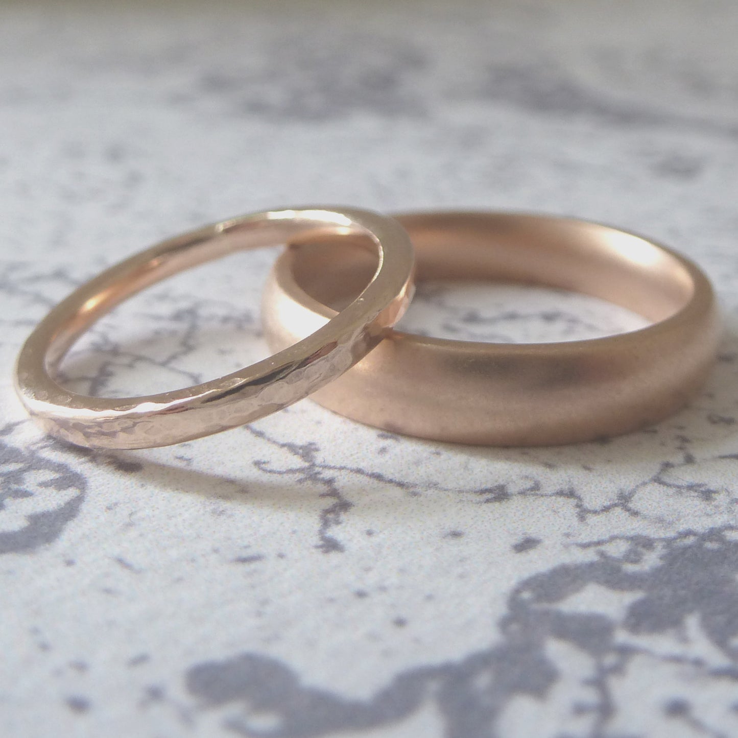 Elegant Band Ring in 9ct Gold - 2mm - rose - Hammered or Smooth