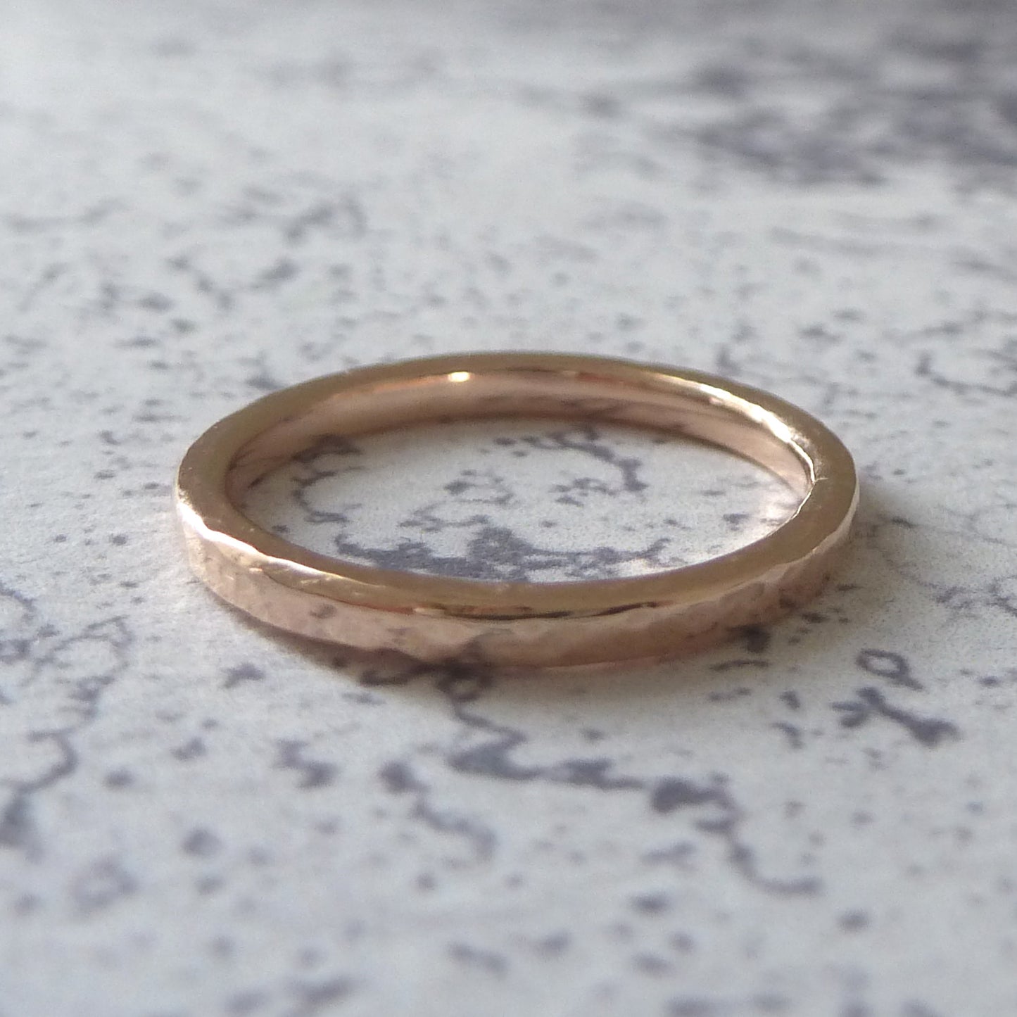 Elegant Band Ring in 9ct Gold - 2mm - rose - Hammered or Smooth