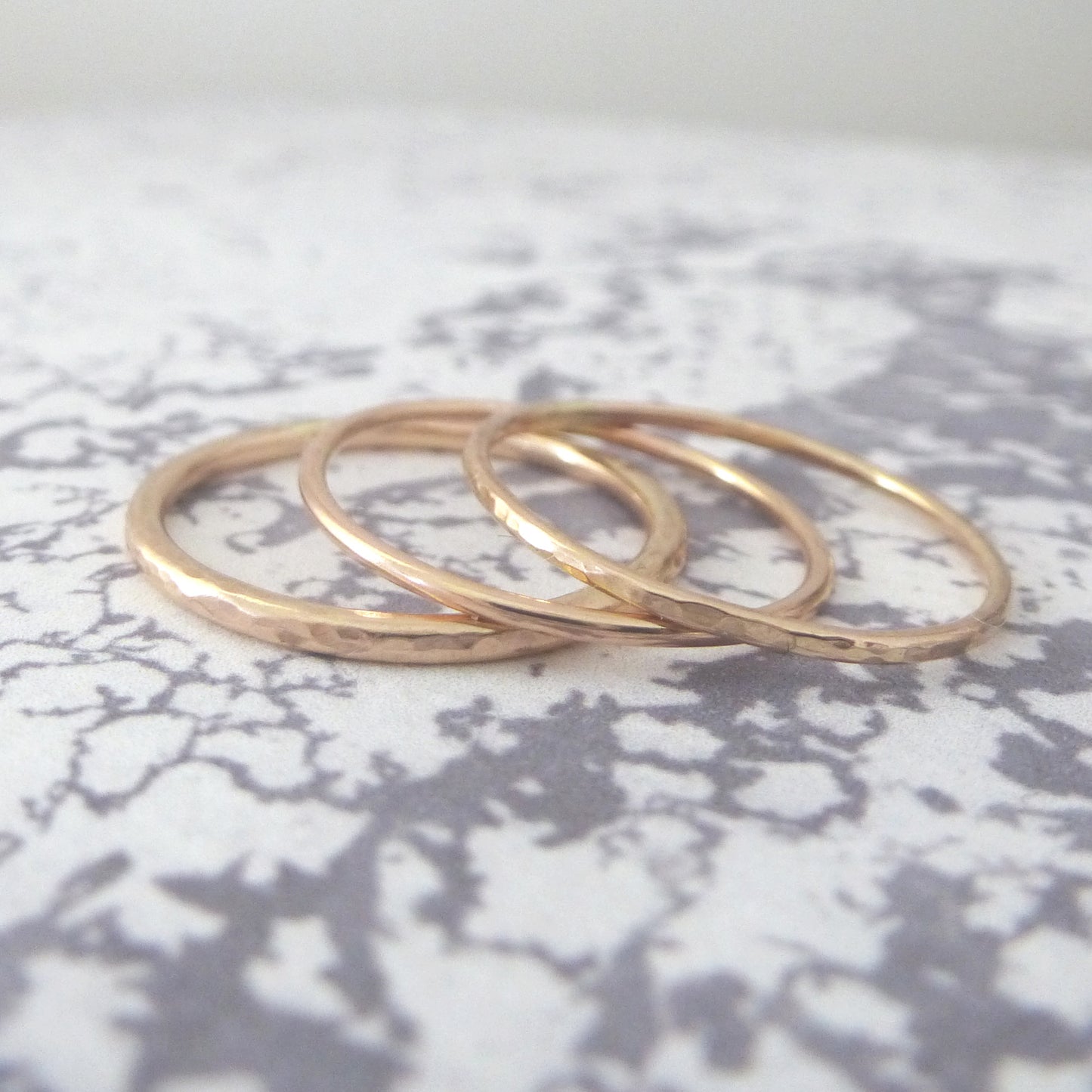 Elegant Band Ring in 9ct Gold - 1.5mm - rose - Hammered or Smooth